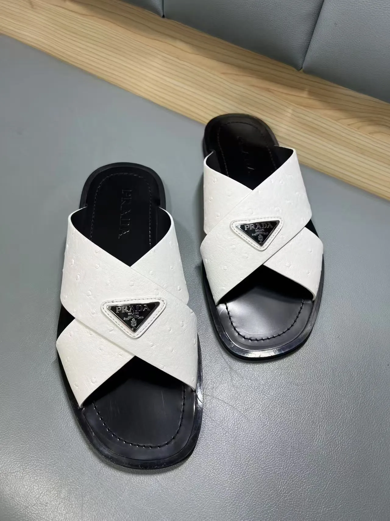 340💰PRADA Prada’s latest slippers are synchronized with the official website. This slipper is made of the brand’s unique and iconic Saffiano leather. The brand logo jumps out from the double straps, and the brand style is clearly visible. Cowhide gives men elegant charm and functional design, making it an ideal choice for vacation and leisure. Size:38-45